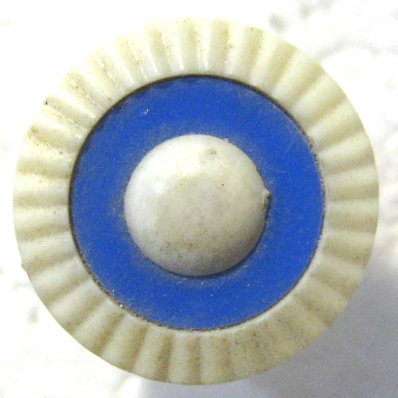WW2 FINLAND ARMY COCKADE INSIGNIA PLASTIC CAP BADGE WITH PINS IN GOOD CONDITION