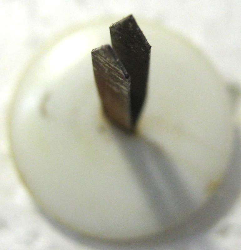 WW2 FINLAND ARMY COCKADE INSIGNIA PLASTIC CAP BADGE WITH PINS IN GOOD CONDITION