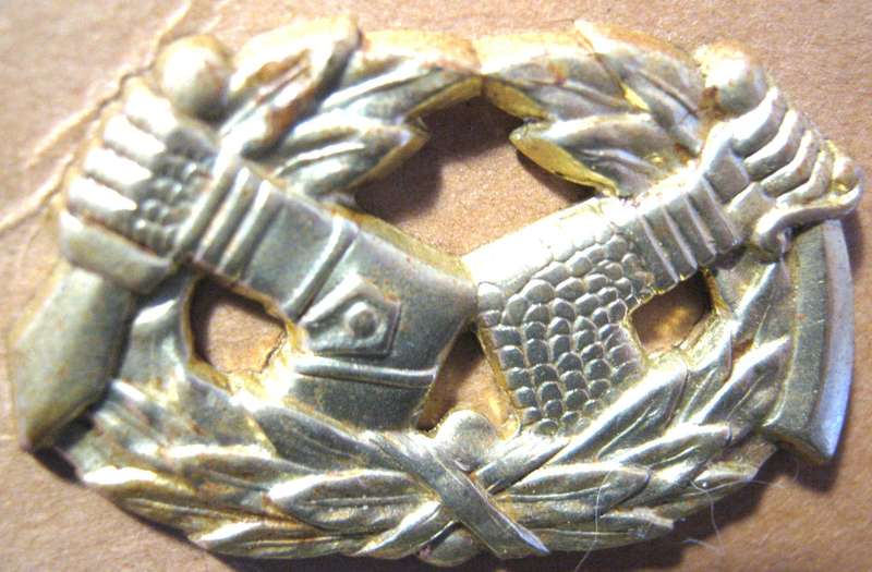 WW2 FINLAND  KARELIEN BRIGADE IN KOUVOLA SHOULDER STRAP BADGE WITH PINS IN GOOD CONDITION