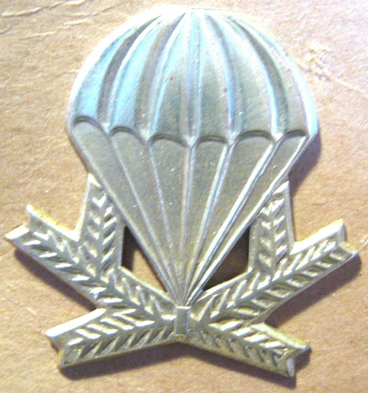 WW2 FINLAND  PARATROOPER SCHOOL IN UTTI SHOULDER STRAP BADGE  WITH PINS GOOD CONDITION