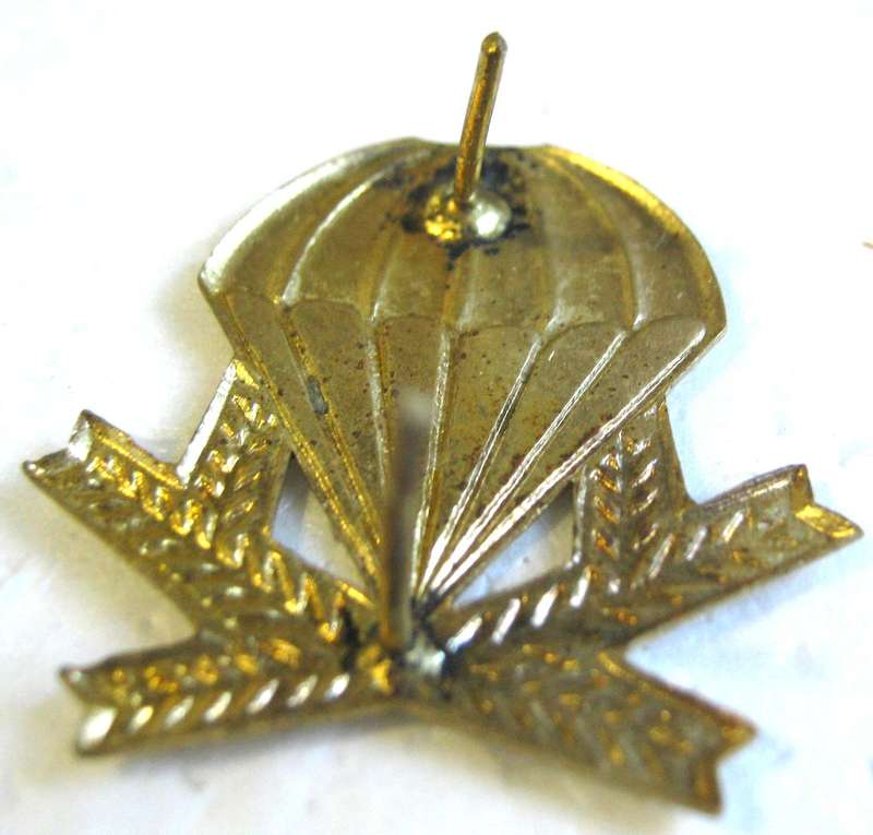 WW2 FINLAND  PARATROOPER SCHOOL IN UTTI SHOULDER STRAP BADGE  WITH PINS GOOD CONDITION