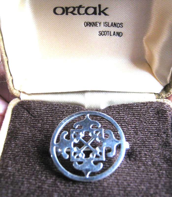 SOLID SILVER HALLMARKED EDENBURGH "ORTAK" ST MAGNUS CROSS BOXED BROOCH 4 GRAMS TOTAL WEIGHT