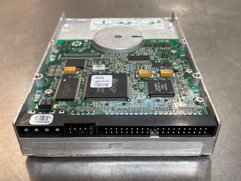 LOT :Hitachi Deskstar 82.3GB 3.5` ATA/IDE Hard Drive 7200RPM + Maxtor 6448MB HD Drive, both formated