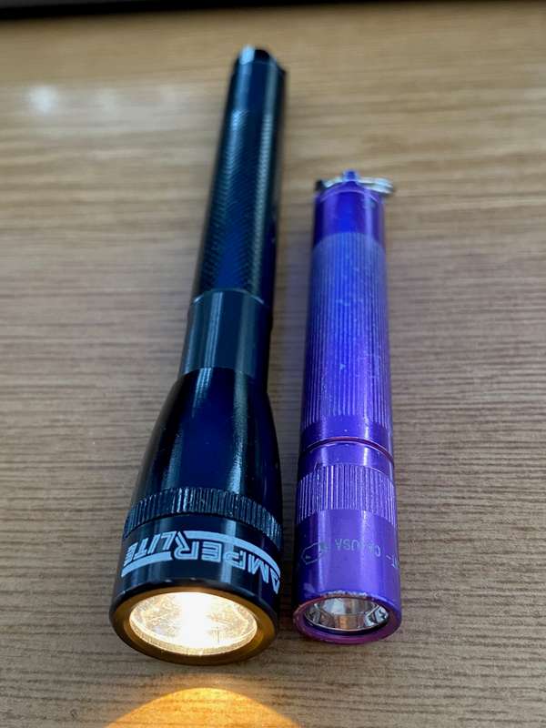 Amperlite  aluminum torch black incl. original spare bulb + Maglite Solitare purple