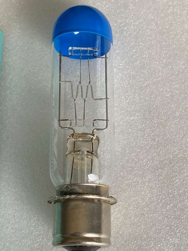 AVI Projector bulb P28s 220V 250W unused in original box,OFFER IS VALID UNTIL 15.6.25