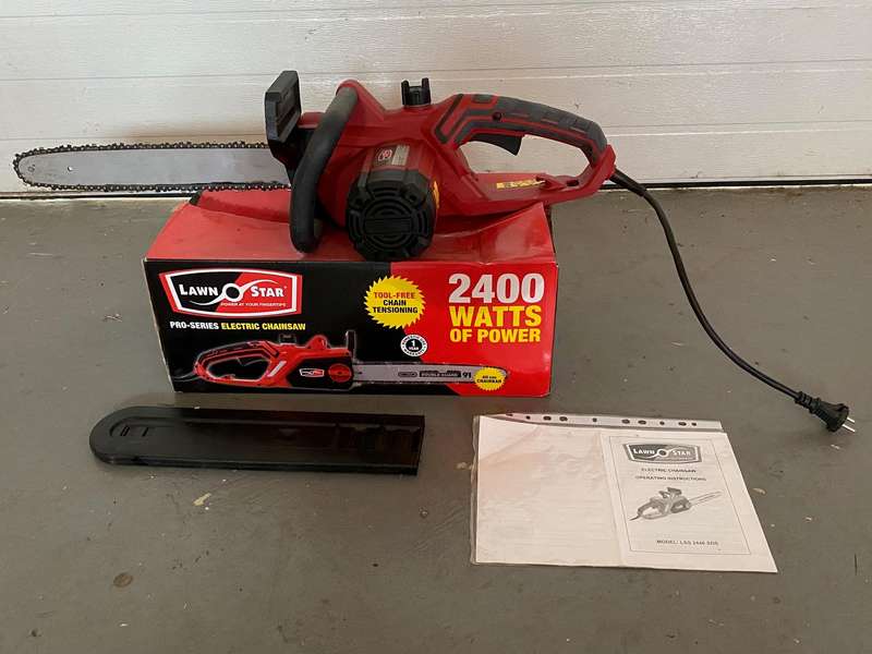 Lawn Star Chainsaw electric, 2400watt, 40cm chainbar, very condition, in working condition.