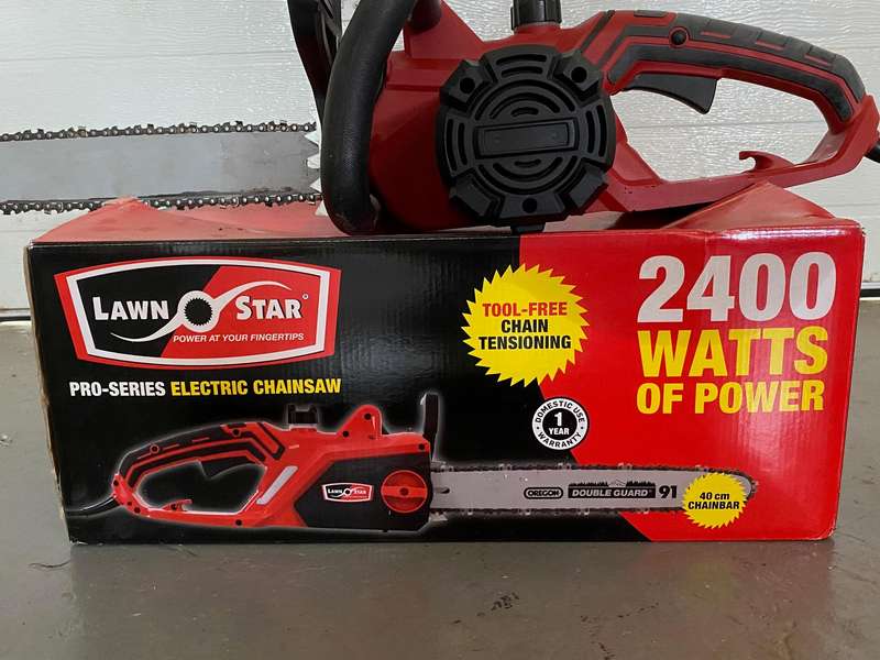 Lawn Star Chainsaw electric, 2400watt, 40cm chainbar, very condition, in working condition.