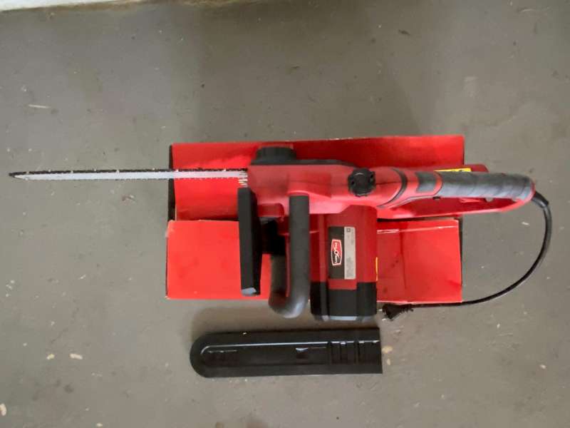 Lawn Star Chainsaw electric, 2400watt, 40cm chainbar, very condition, in working condition.