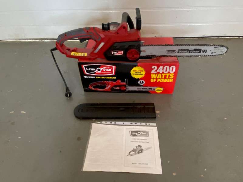 Lawn Star Chainsaw electric, 2400watt, 40cm chainbar, very condition, in working condition.
