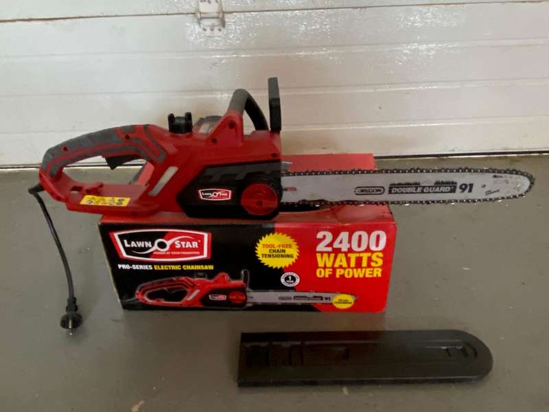 Lawn Star Chainsaw electric, 2400watt, 40cm chainbar, very condition, in working condition.