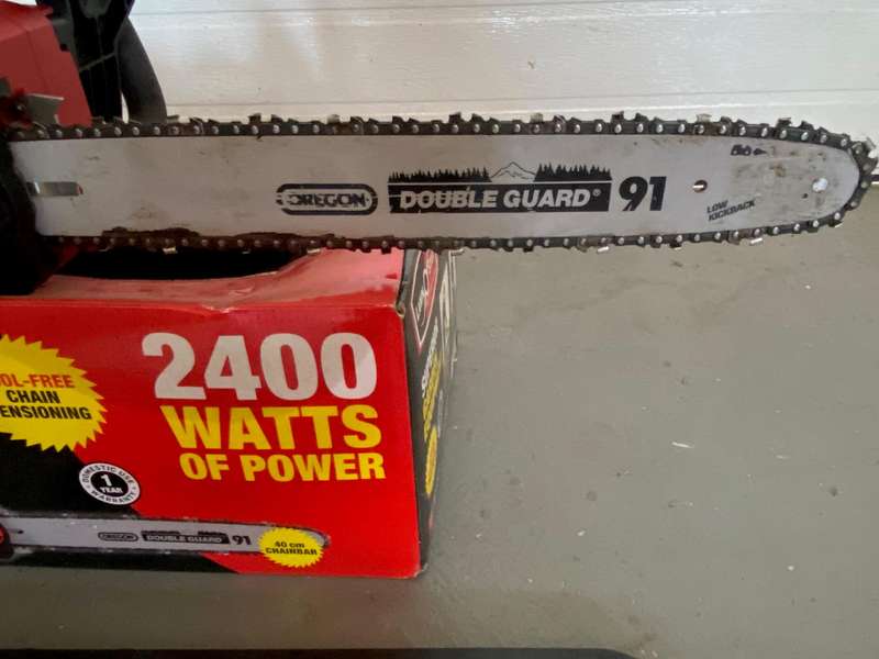 Lawn Star Chainsaw electric, 2400watt, 40cm chainbar, very condition, in working condition.