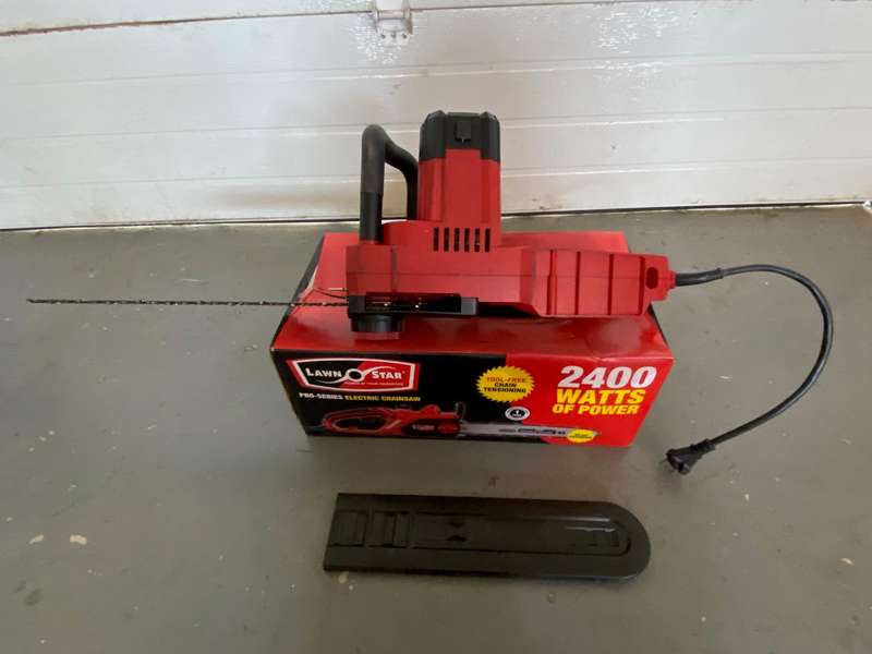 Lawn Star Chainsaw electric, 2400watt, 40cm chainbar, very condition, in working condition.