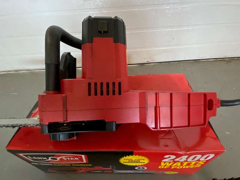 Lawn Star Chainsaw electric, 2400watt, 40cm chainbar, very condition, in working condition.