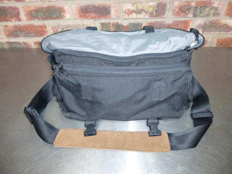 TAMRAC PHOTO BAG BLACK  #608 professional photo bag made in USA , in good condition