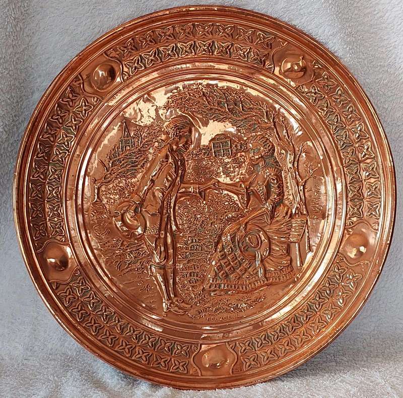 Round, copper wall plate depicting a romantic scene in repoussé  RD820684 Made in England