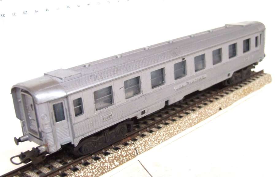 LIMA HO: Vintage "Le Mistral" 1st Class Passenger Coach in Fair, used and Un-Boxed condition(Italy)