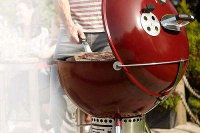 Weber MasterTouch with GBS Grate and Tuck Away Lid (57cm) (Crimson) - Plus FREE 4kg Briquettes