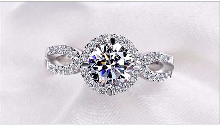 ***STUNNING*** 18k white gold plated engagement Ring. 2.0TCW AAA Grade Cubic Zirconia. Size 7/O