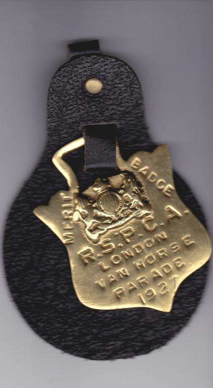 R.S.P.C.A. LONDON VAN HORSE PARADE 1927 MERIT BADGE - 66X68 MM