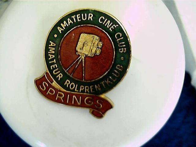 SPRINGS AMATEUR CINE CLUB/AMATEUR ROLPRENTKLUB ENAMEL PIN BADGE