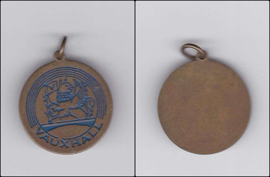 VAUXHALL MOTORS KEYRING - 25 MM DIAMETER