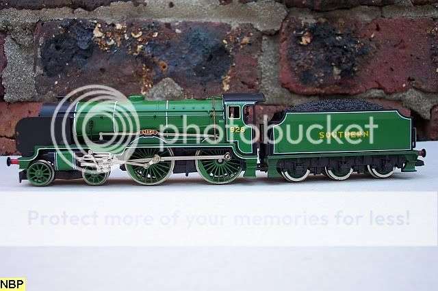 HORNBY 440 SCHOOLS CLASS LOCOMOTIVE AND TENDER
