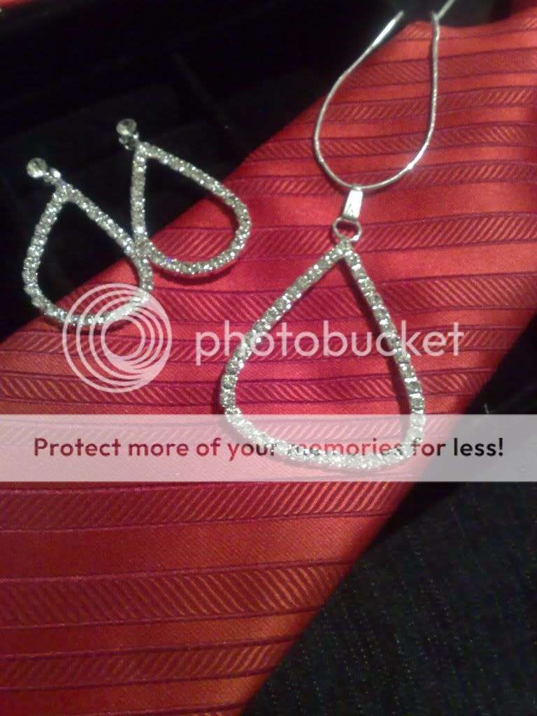 Silver Tear drop Pendant and Chain set.