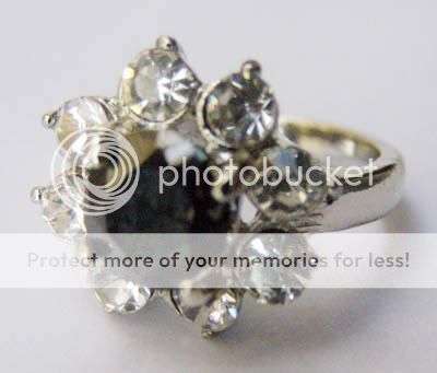 18kwgp & CZ STUNNING FLOWER DESIGN RING. size 6