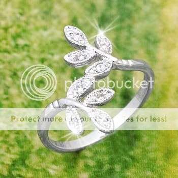 R178 Gorgeous Round Cut White Topazes Silver Plated Wedding Ring 7 1/2 / P