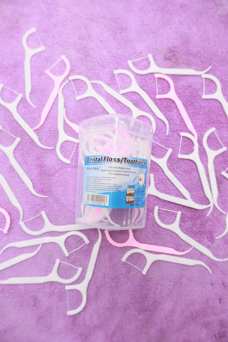 Senza® 30 Piece Dental Floss Toothpicks