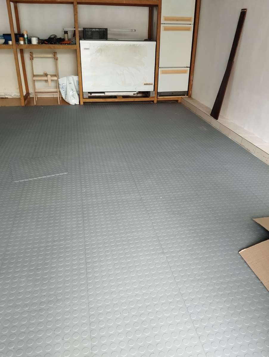 ZEE - PVC Interlocking Rubber Floor Tile - Gym Mats (4-Pack) - Various Colors