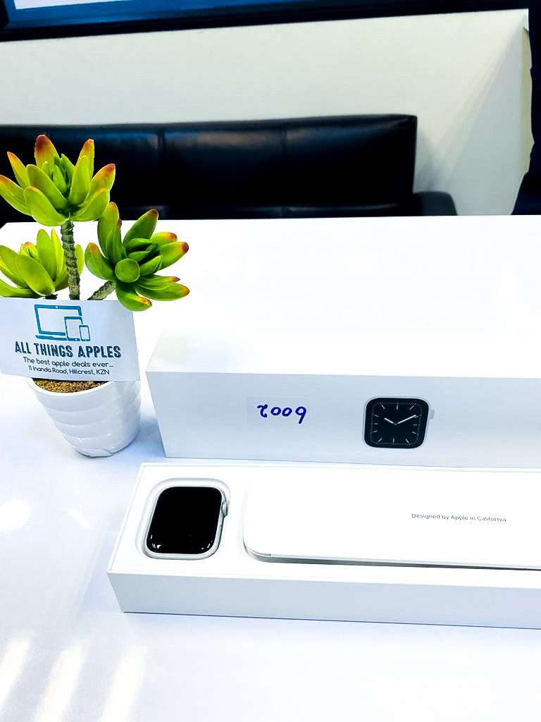 Apple Watch Series 5 44mm GPS Only - Pre-owned