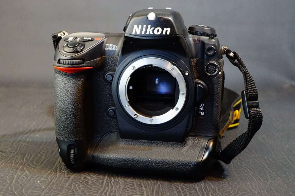 Nikon D2Xs 12.4MP Digital SLR DSLR Camera Body Only