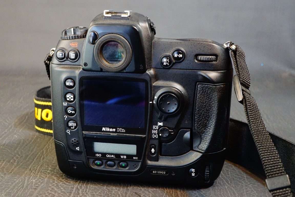 Nikon D2Xs 12.4MP Digital SLR DSLR Camera Body Only
