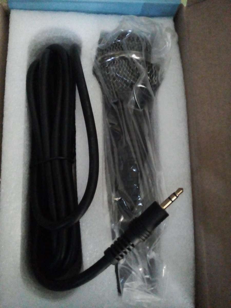 Dynamic Microphone for Karaoke (XLR to 3.5mm Jack Cable included)