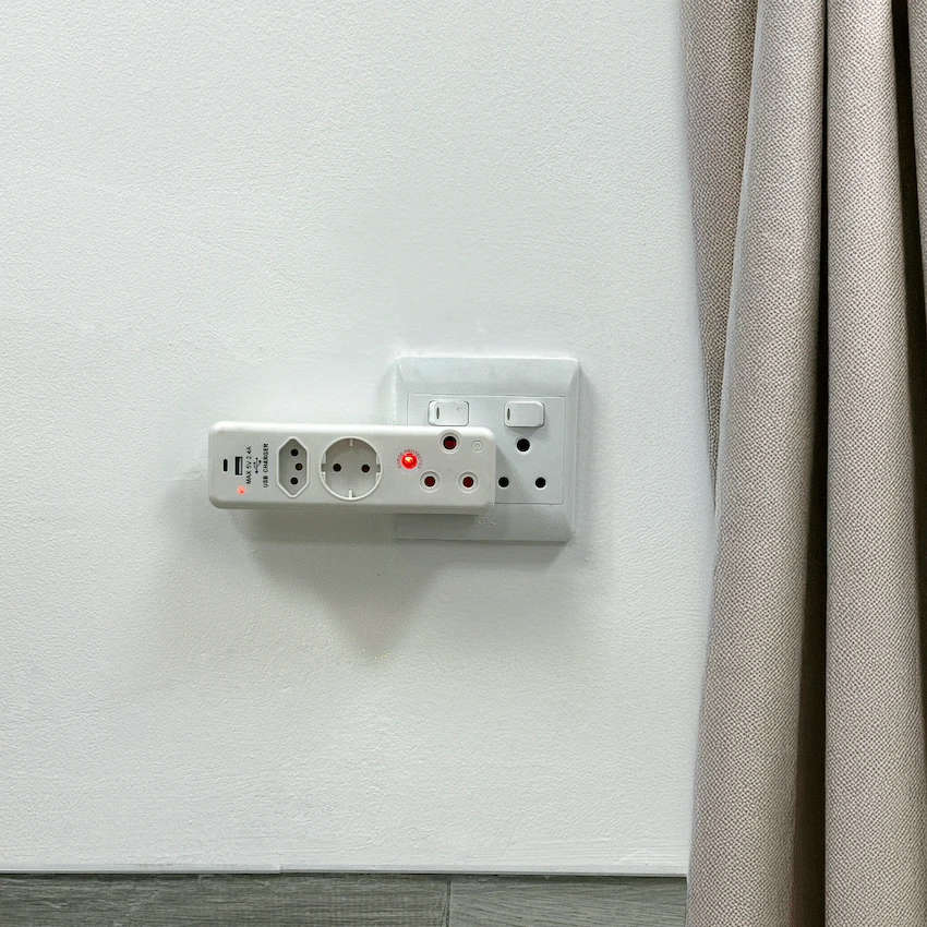 Ellies 3 Way Medium Surge adaptor Schuko,with type C + USB
