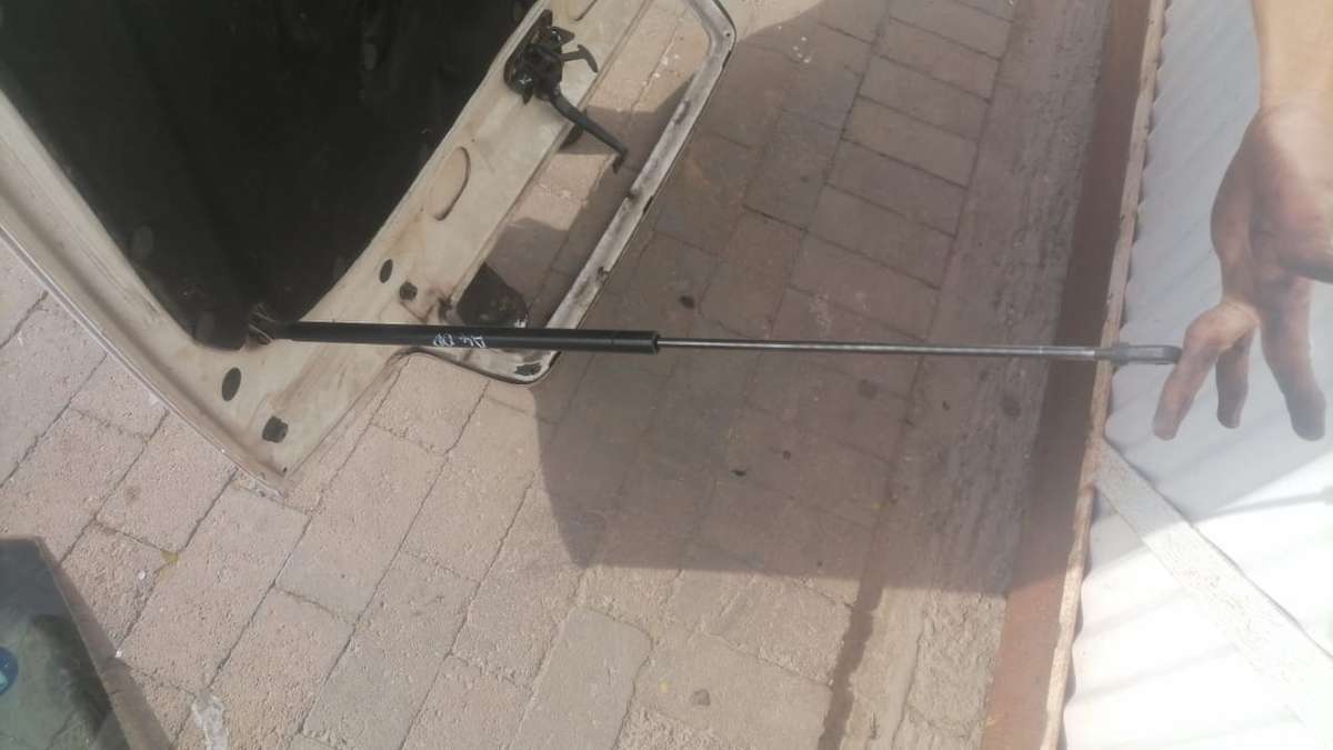 1998 Audi a4 bonnet shock