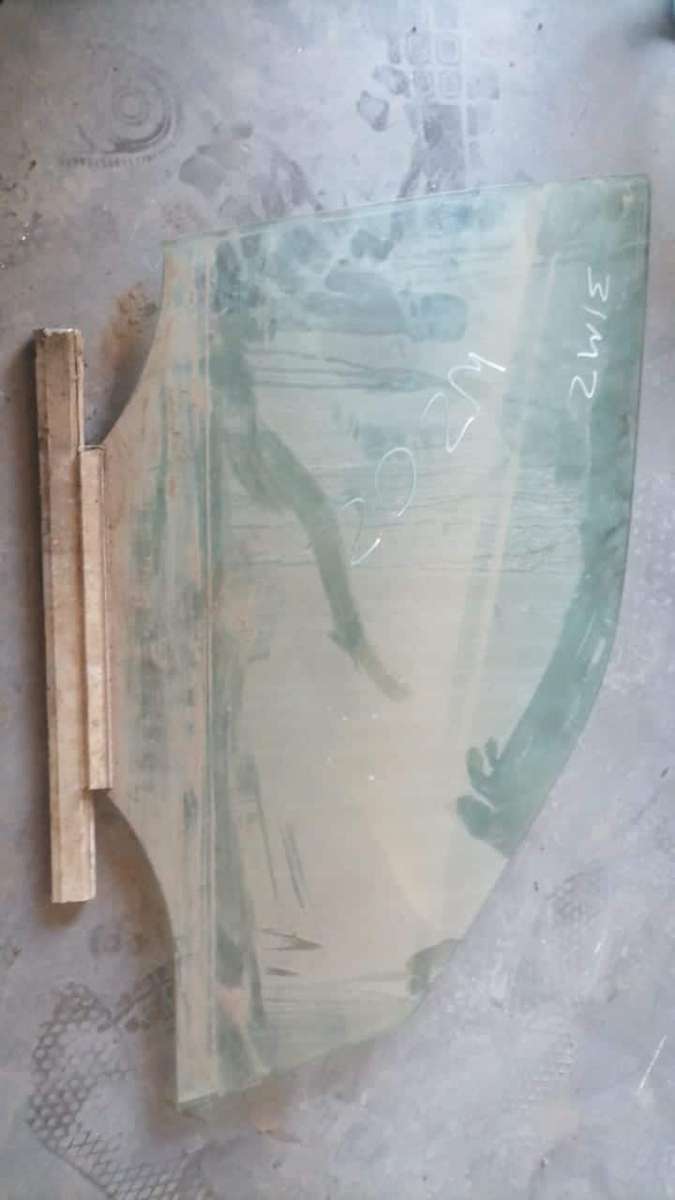 Mercedes w202 right front door glass
