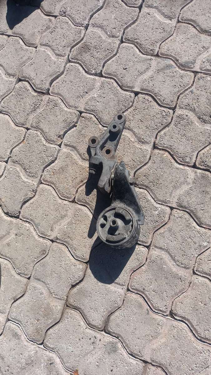 Mazda 323 Engine Mounting