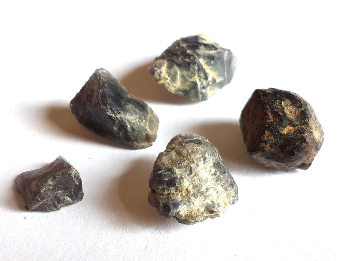 Iolite stone 0.5-2cm