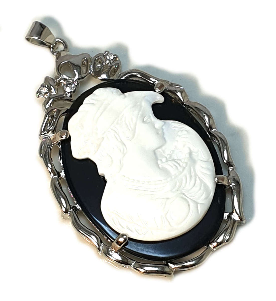 Shell pendant, lady, 65mm