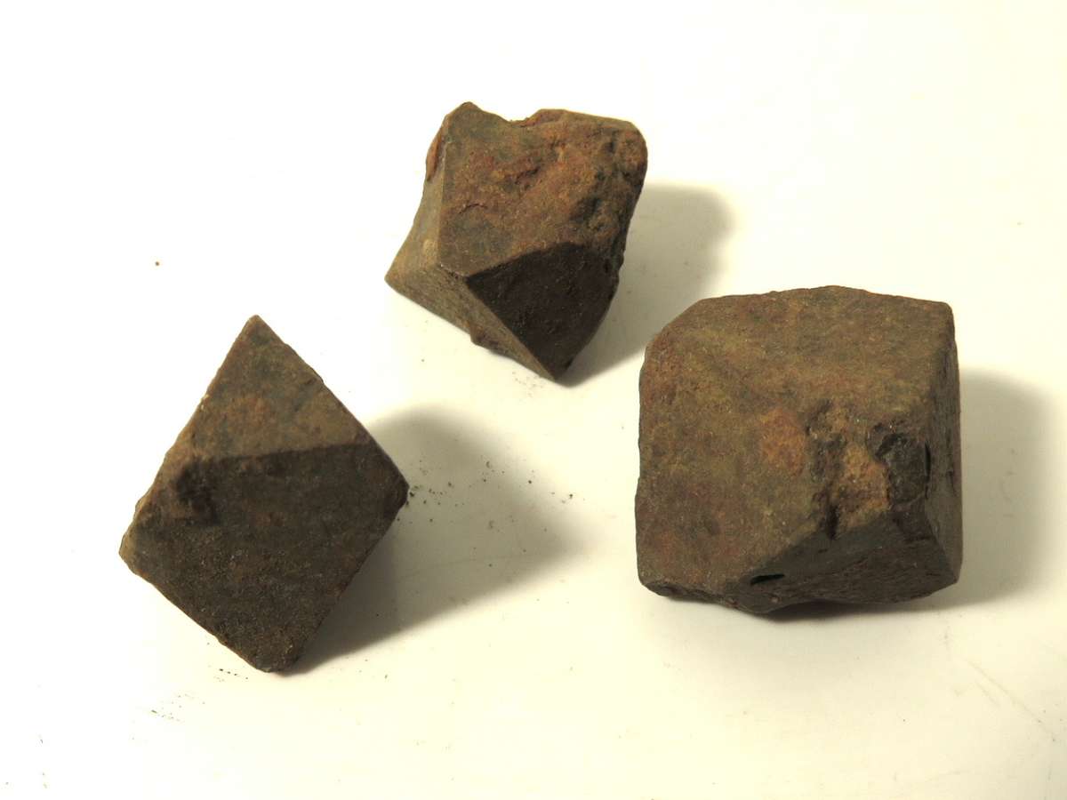 Magnetite crystal 10-20mm - Silver Hills 0.02kg