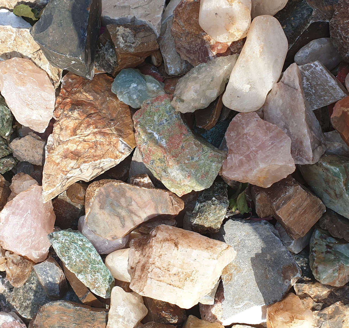 Assorted rough stones, sold per kilogram