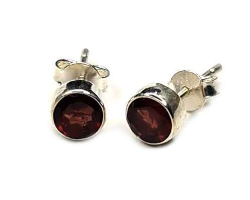 Garnet stud earrings in 925 silver, round, 7mm