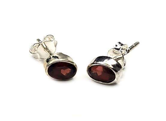Garnet stud earrings in 925 silver, oval