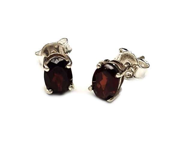 Garnet stud earrings in 925 silver, oval