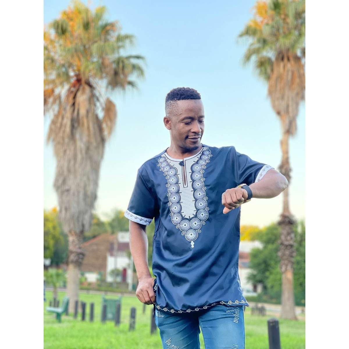 Mens African Vintage Embroidered T-Shirt - BLACK / L