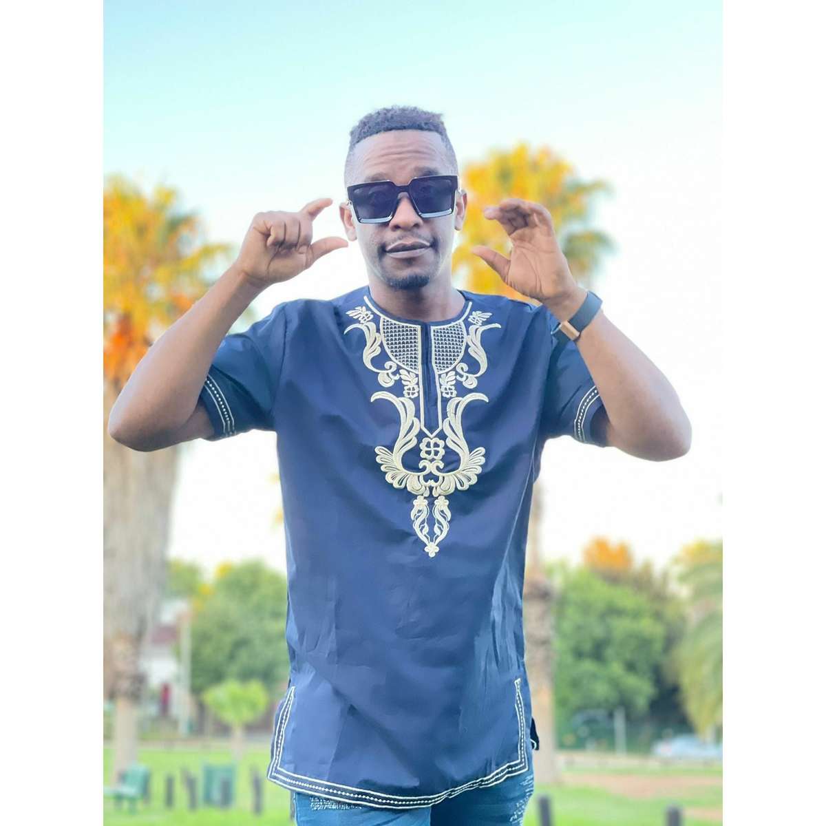 Mens African Vintage Embroidered T-Shirt - BLUE / L