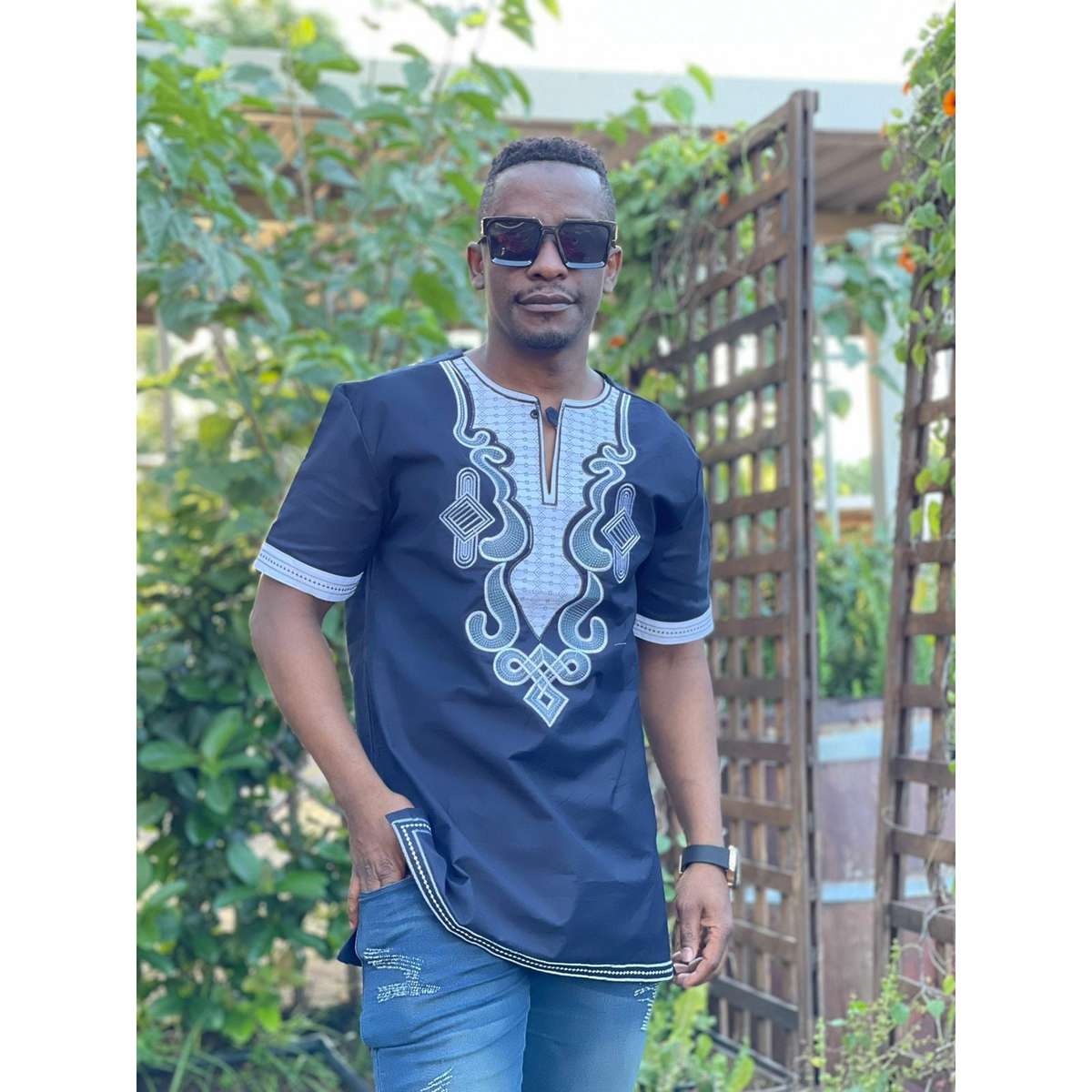 Mens African Vintage Embroidered T-shirt - BLACK / XL