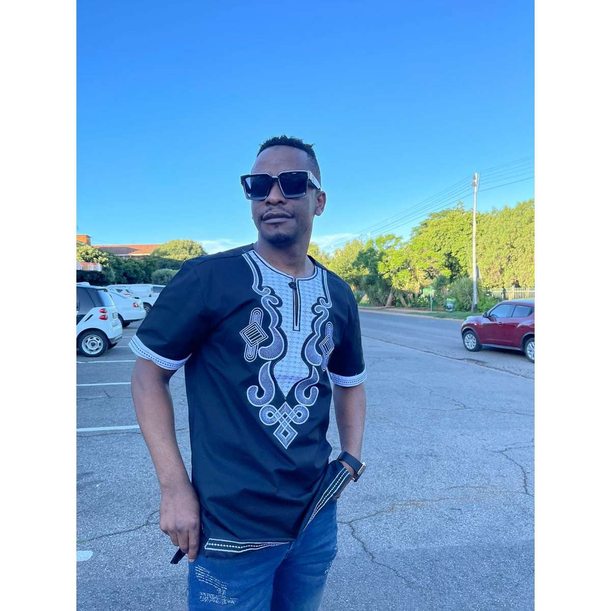 Mens African Vintage Embroidered T-shirt - BLACK / XL